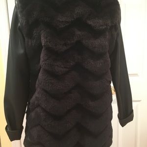 Winter is  here! Trendy 3/4 black parka fake fur.